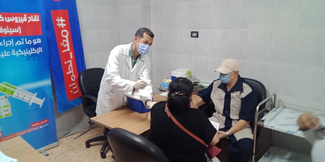 انتظام تلقي المواطنين للقاح كورونا بالمركز الصحى  (4)