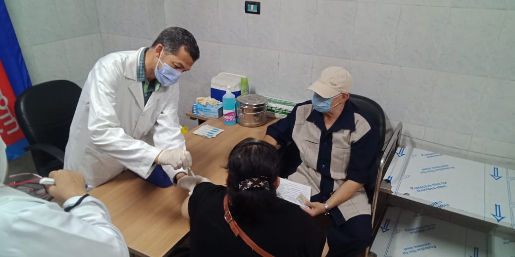 انتظام تلقي المواطنين للقاح كورونا بالمركز الصحى  (3)
