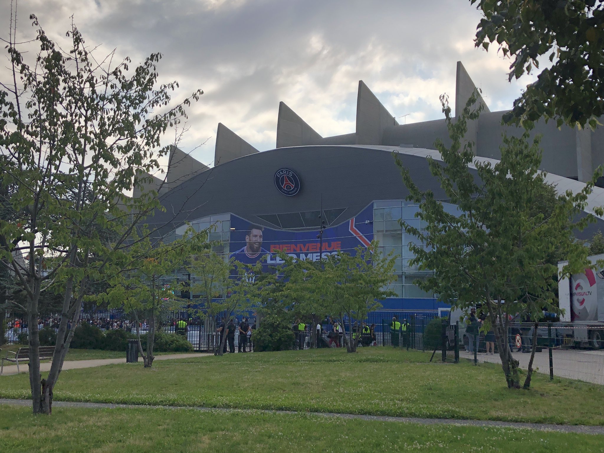 ميسي علي واجهة ملعب حديقة الأمراء