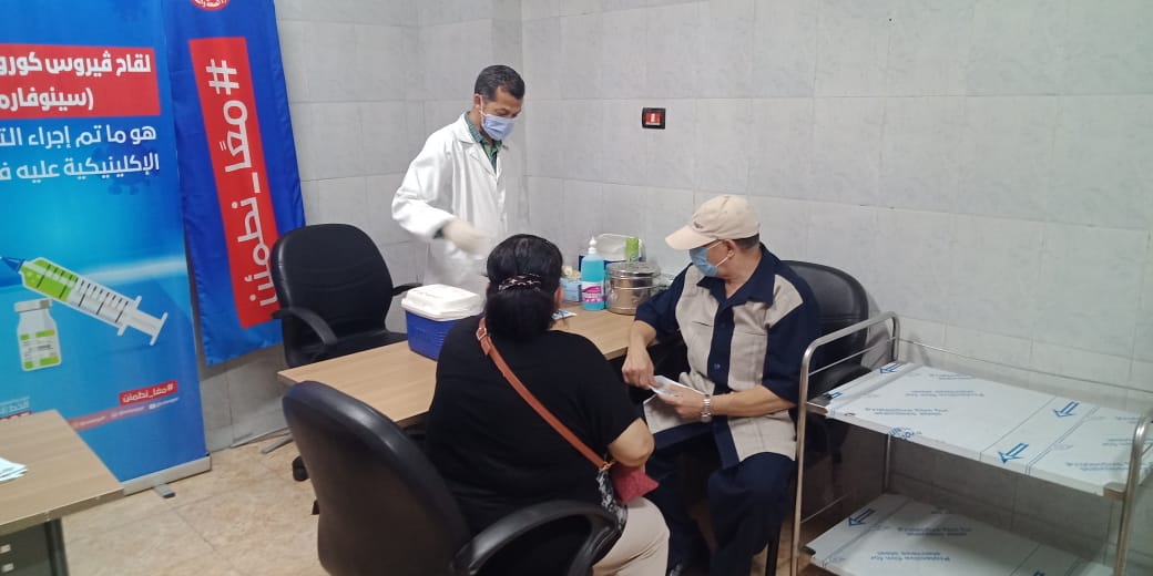 انتظام تلقي المواطنين للقاح كورونا بالمركز الصحى  (8)