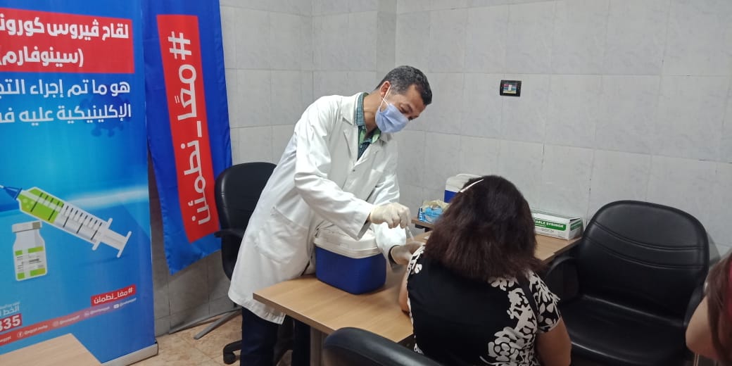 انتظام تلقي المواطنين للقاح كورونا بالمركز الصحى  (5)
