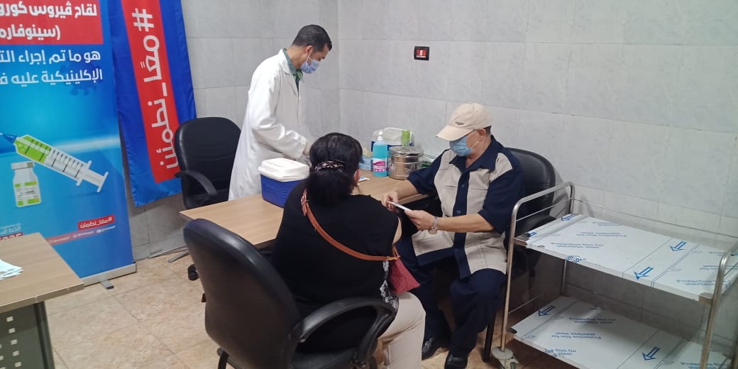 انتظام تلقي المواطنين للقاح كورونا بالمركز الصحى  (7)