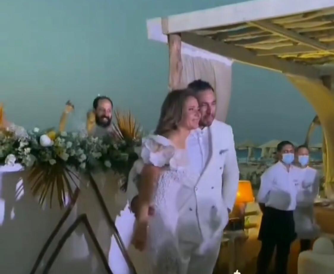 نيللي كريم تكمل حفل زفافها بدون طرحه  (3)