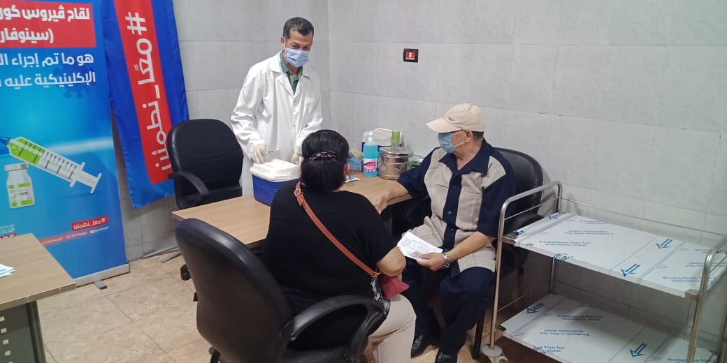 انتظام تلقي المواطنين للقاح كورونا بالمركز الصحى  (6)