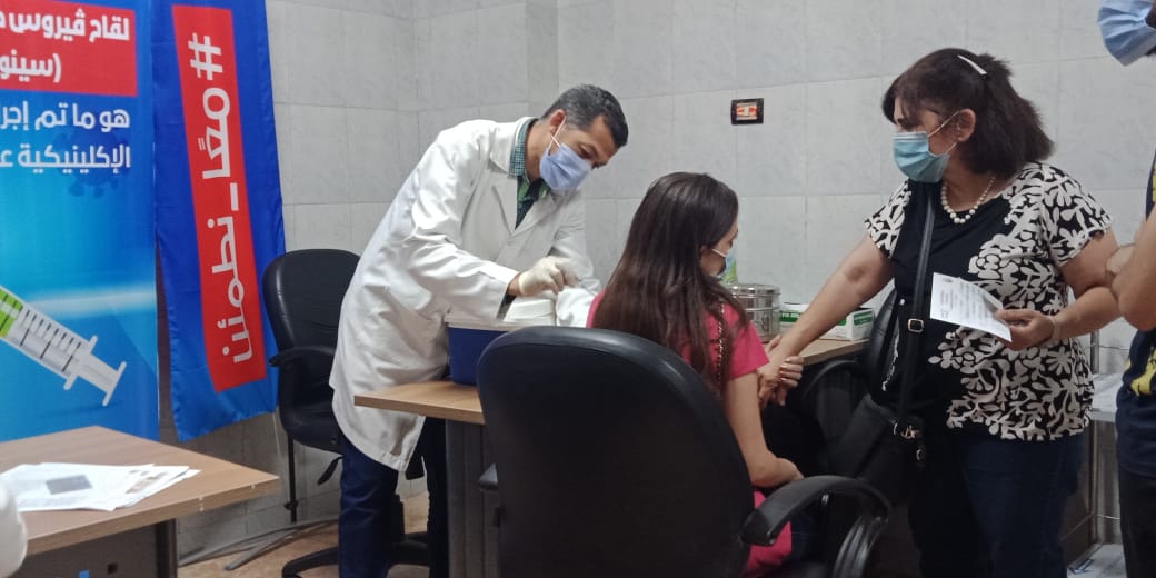 انتظام تلقي المواطنين للقاح كورونا بالمركز الصحى  (9)