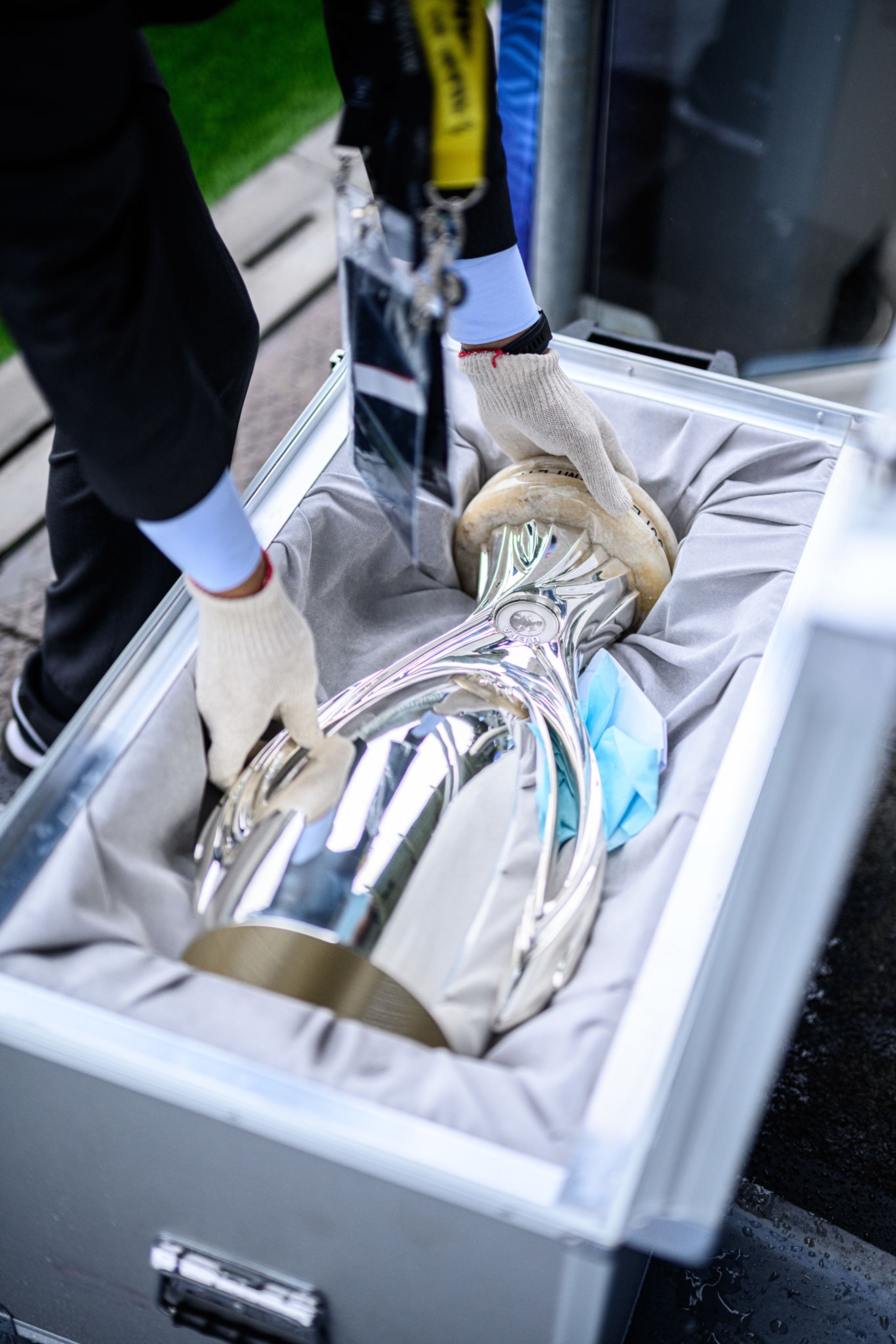 الكأس يصل لملعب المباراة