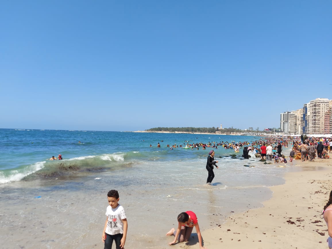 إقبال على شواطئ الإسكندرية رغم التحذيرات  (1)