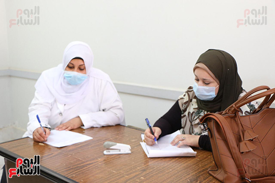 فرق طبية متنقلة لتطعيم أهالى قرية المعصرة بالدقهلية (6)