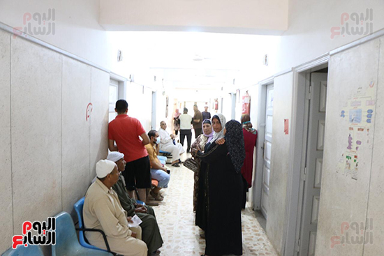 فرق طبية متنقلة لتطعيم أهالى قرية المعصرة بالدقهلية (1)