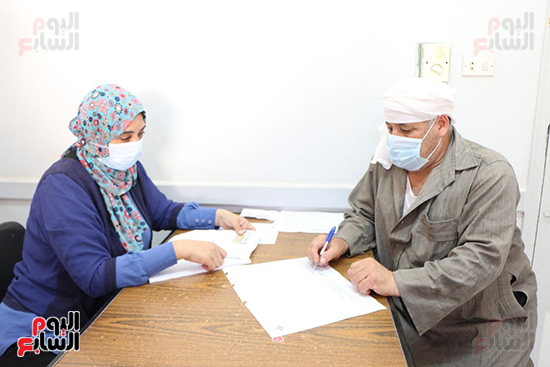 فرق طبية متنقلة لتطعيم أهالى قرية المعصرة بالدقهلية (4)