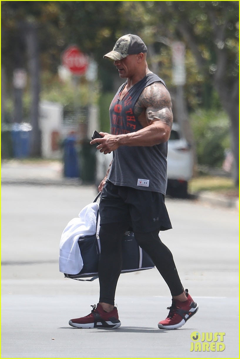 dwayne-johnson-ripped-arm-back-muscles-after-gym-sessions-05