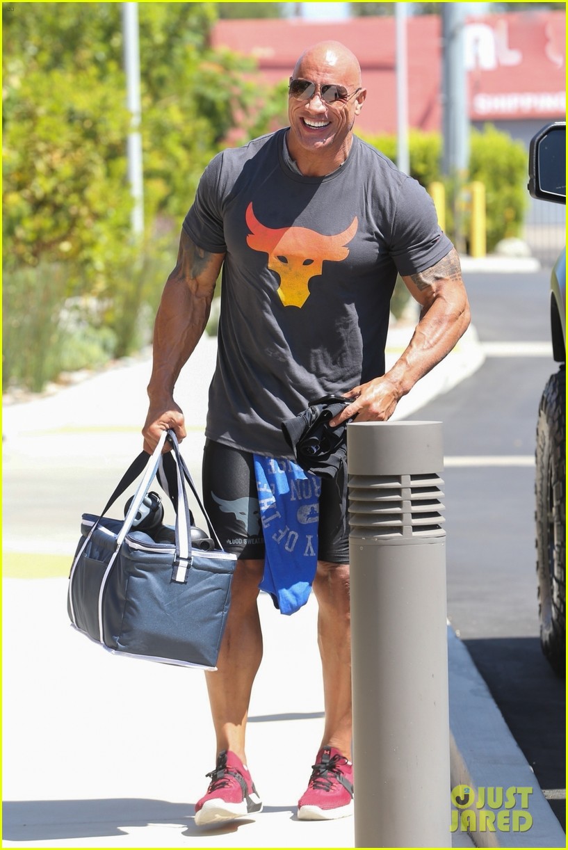dwayne-johnson-ripped-arm-back-muscles-after-gym-sessions-04