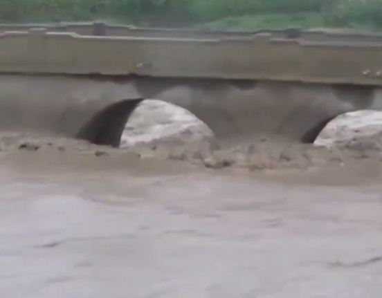 الفيضانات تغطى الجسور