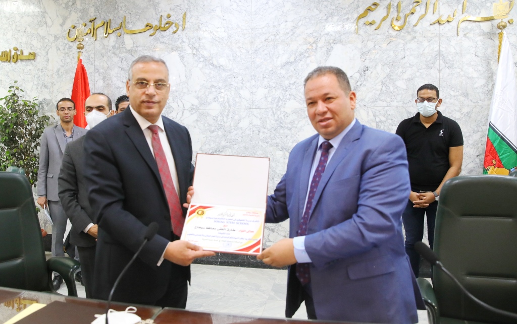 المحافظ يفتتح الندوة الاولى لمدارس ستيم (3)