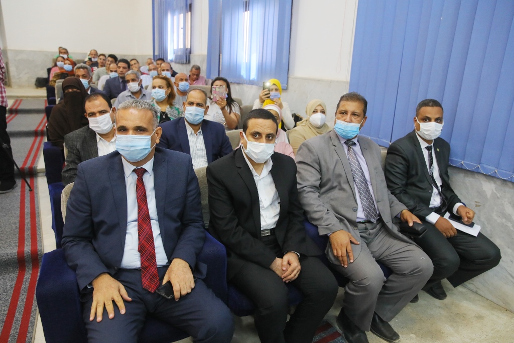 المحافظ يفتتح الندوة الاولى لمدارس ستيم (6)