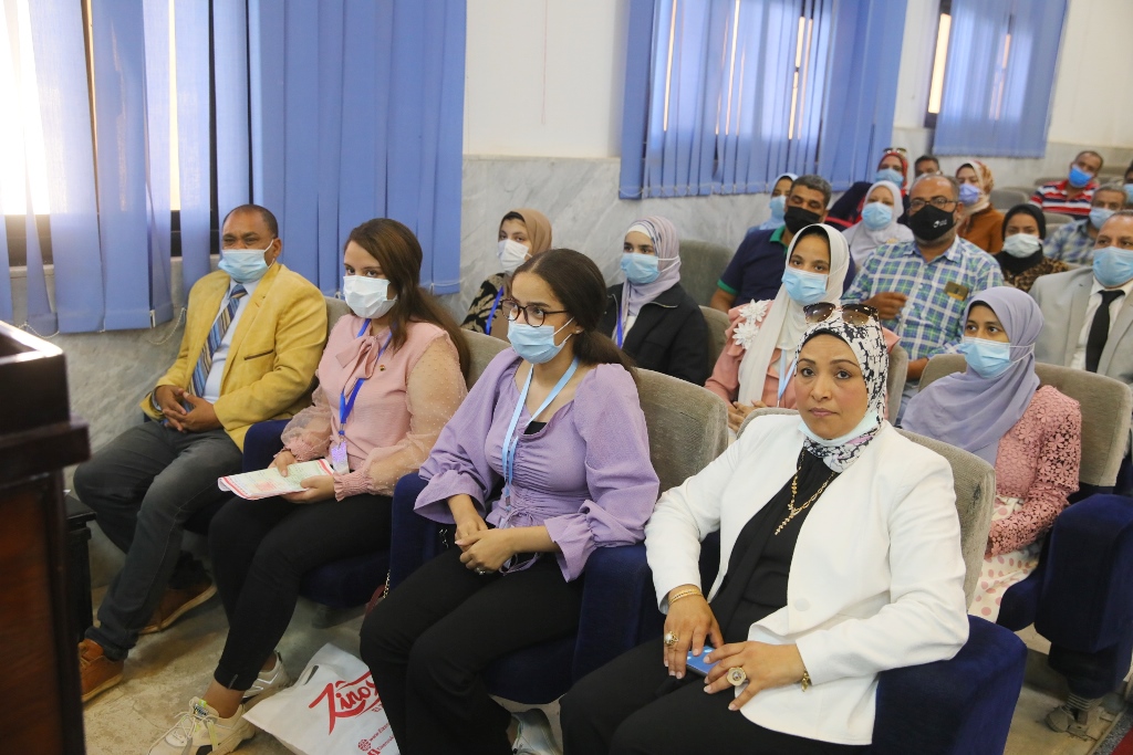 المحافظ يفتتح الندوة الاولى لمدارس ستيم (5)