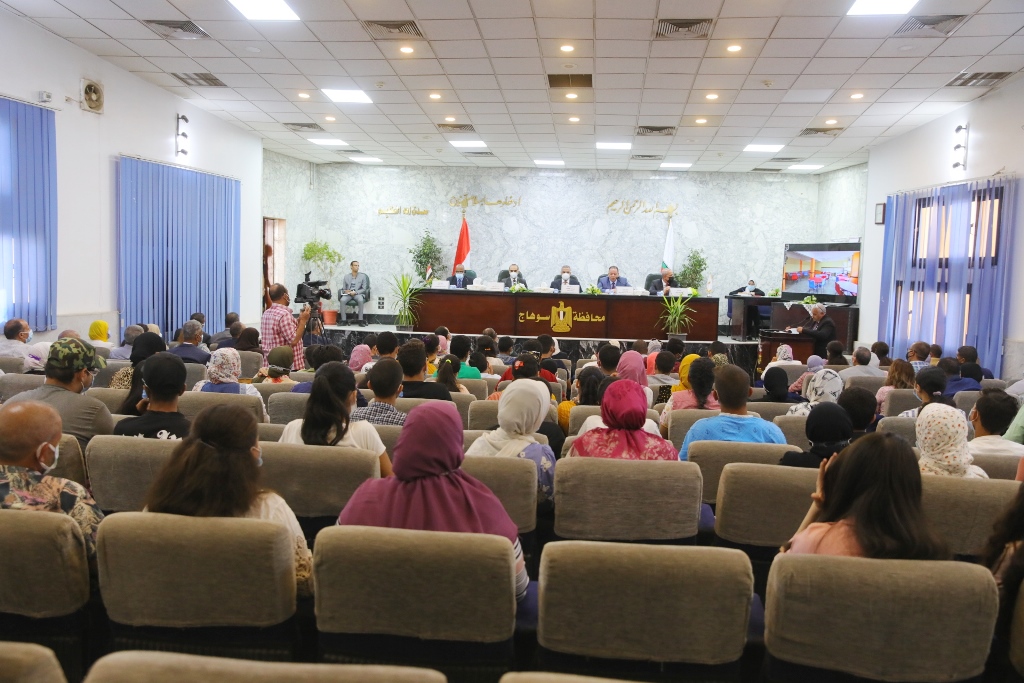 المحافظ يفتتح الندوة الاولى لمدارس ستيم (2)