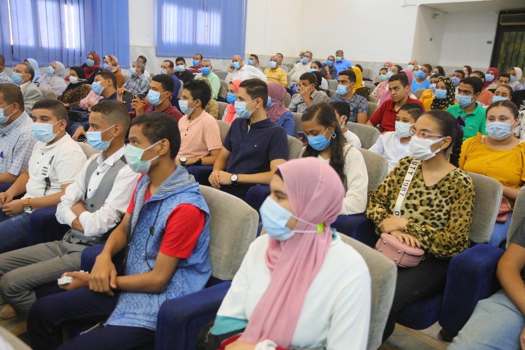 المحافظ يفتتح الندوة الاولى لمدارس ستيم (7)