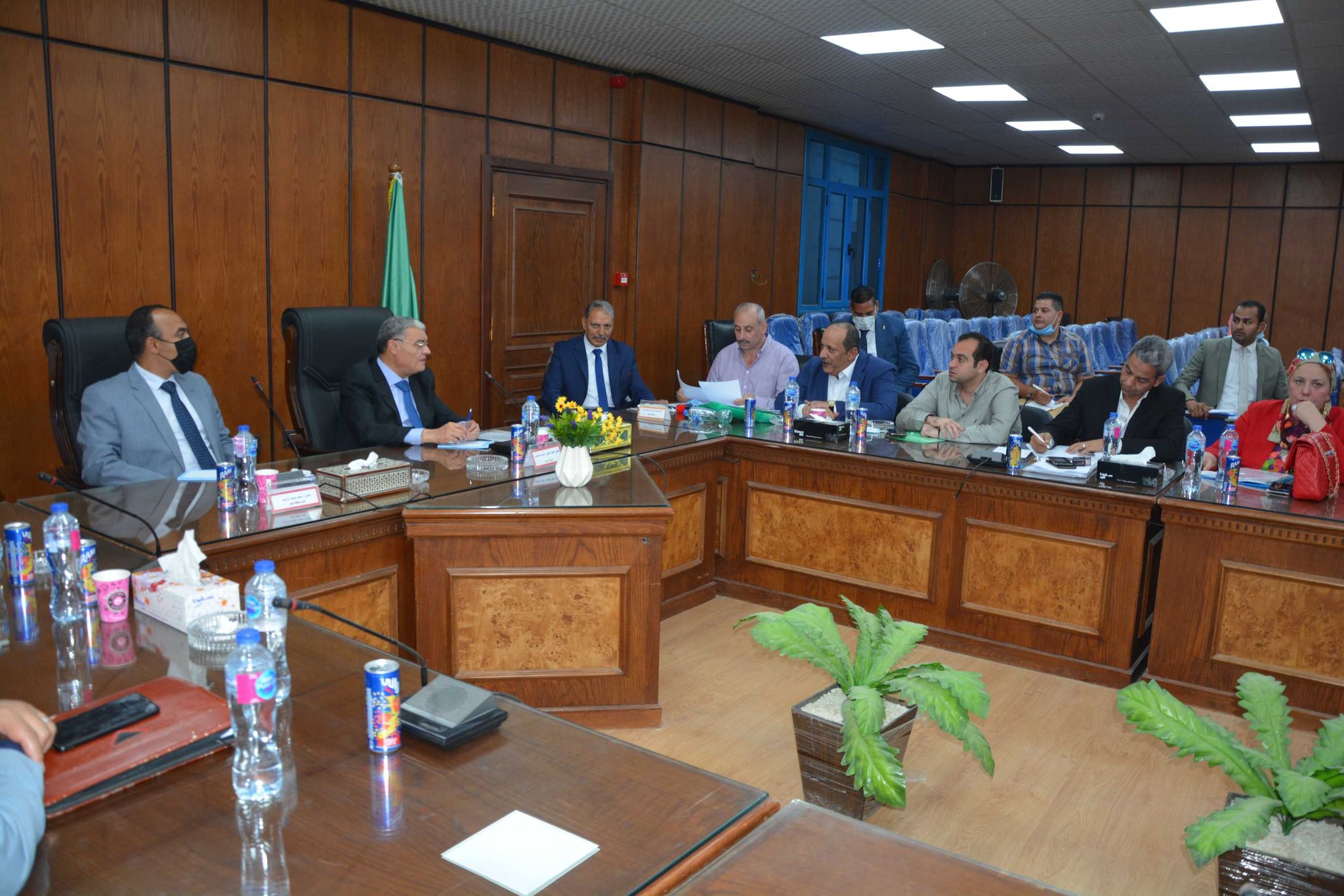 محافظ المنيا يلتقى بأعضاء النواب والشيوخ لحل مشاكل المواطنين (5)