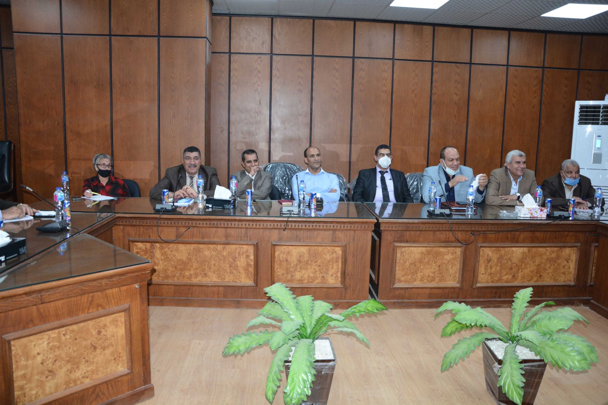 محافظ المنيا يلتقى بأعضاء النواب والشيوخ لحل مشاكل المواطنين (8)