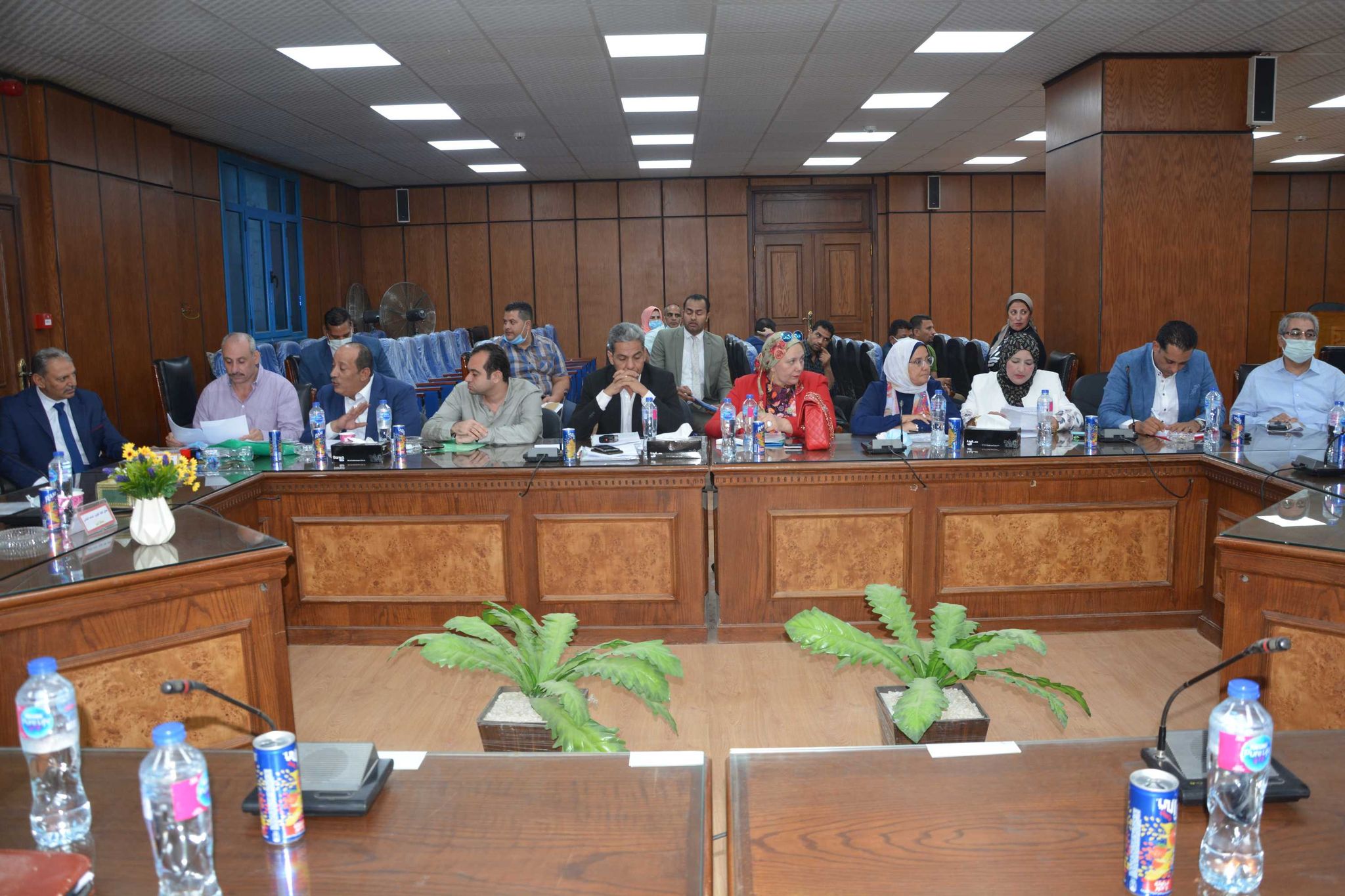 محافظ المنيا يلتقى بأعضاء النواب والشيوخ لحل مشاكل المواطنين (4)