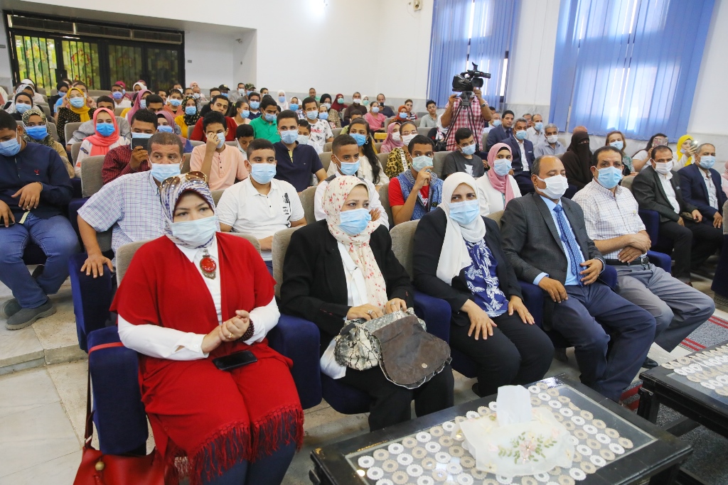 المحافظ يفتتح الندوة الاولى لمدارس ستيم (4)