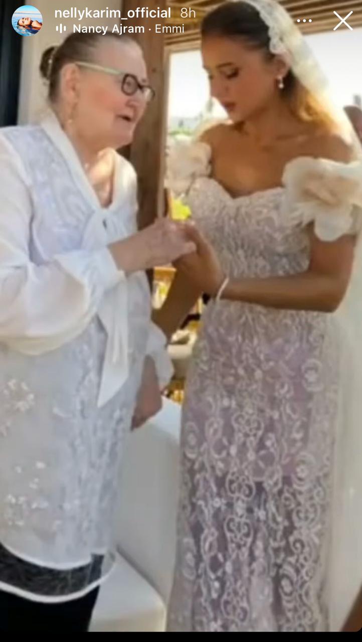 نيللى كريم برفقة والدتهها في حفل زفافها