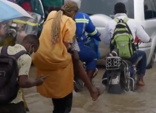 اثار الفيضانات فى الكاميرون