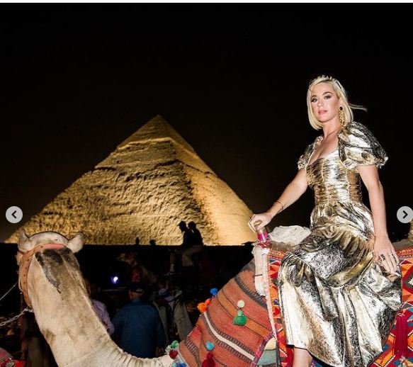 كاتي بيرى خلال زيارة لمصر