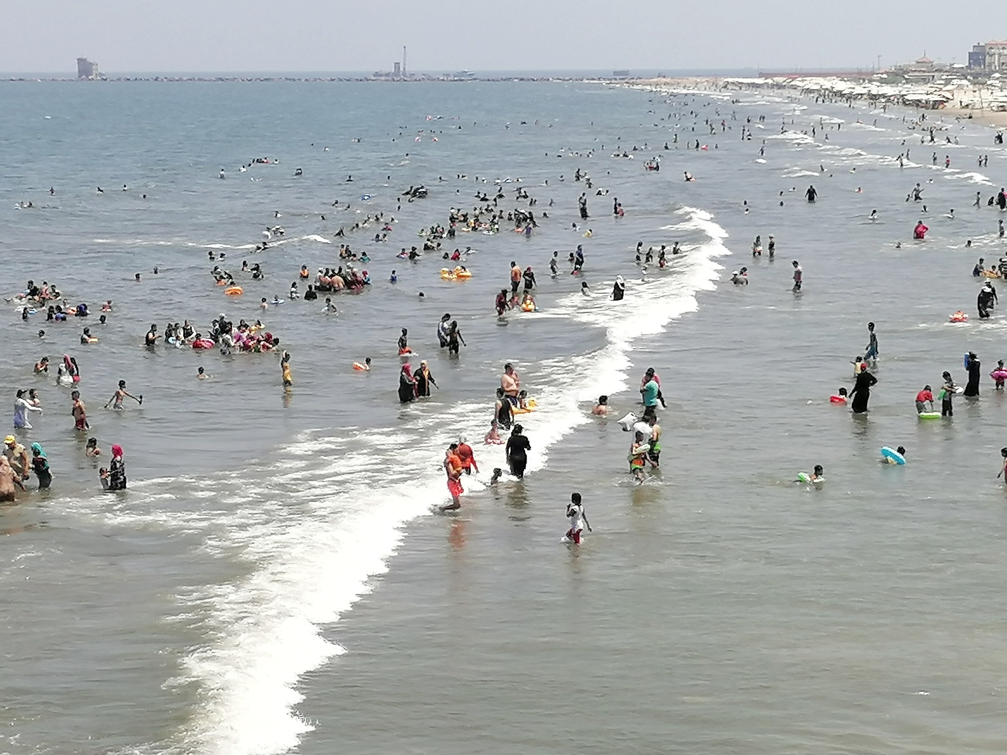 شاطئ بورسعيد مزدحم بالمصيفين