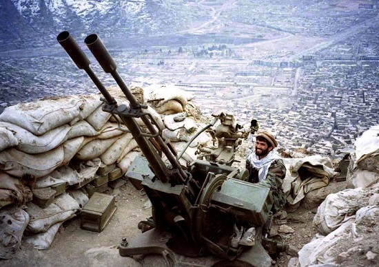جندي أفغاني  يراقب سماء كابول من أعلى جبل- فبراير 1996