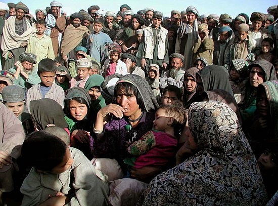 عائلات أفغانية نازحة تنتظر في معسكر مؤقت في هرات