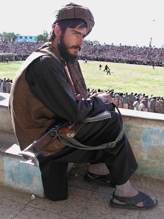 مقاتل أفغاني من طالبان في الملعب الرياضي في كابول