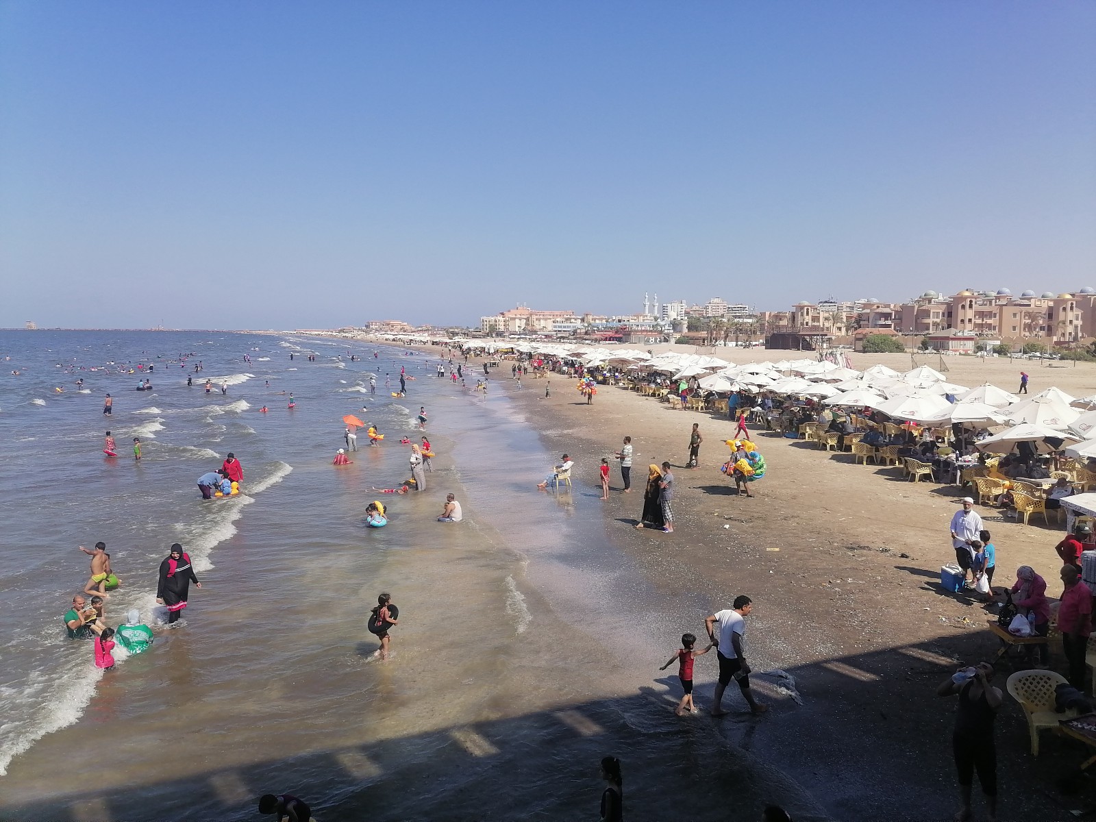 تجمع المئات من الأهالي على شاطئ بورسعيد