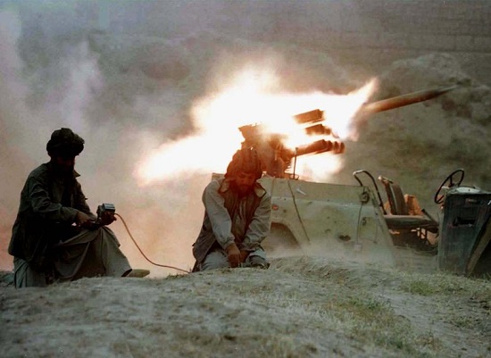 طالبان تطلق قاذفة صواريخ باتجاه قرية شمال كابول - 1996