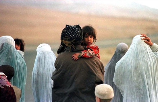 لاجئون أفغان يسيرون على طول الطريق فارين من القتال شمال كابول - أكتوبر 1996