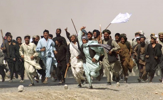 حشد من اللاجئين الأفغان الموالين لطالبان