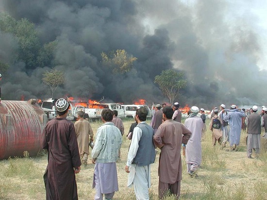 أفغان يشاهدون السيارات تحترق في مجمع السفارة الأمريكية - 2001
