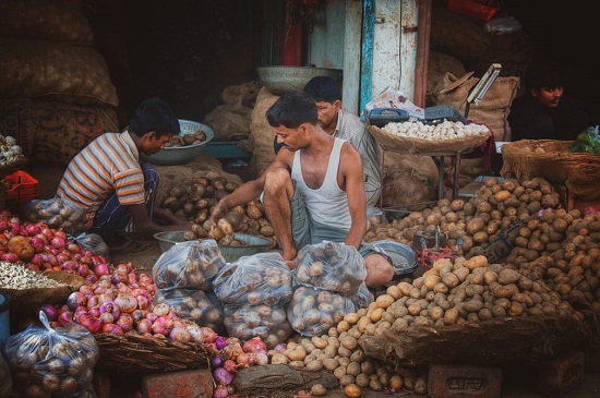 البطاطس في سوق المزارعين المحليين في الهند