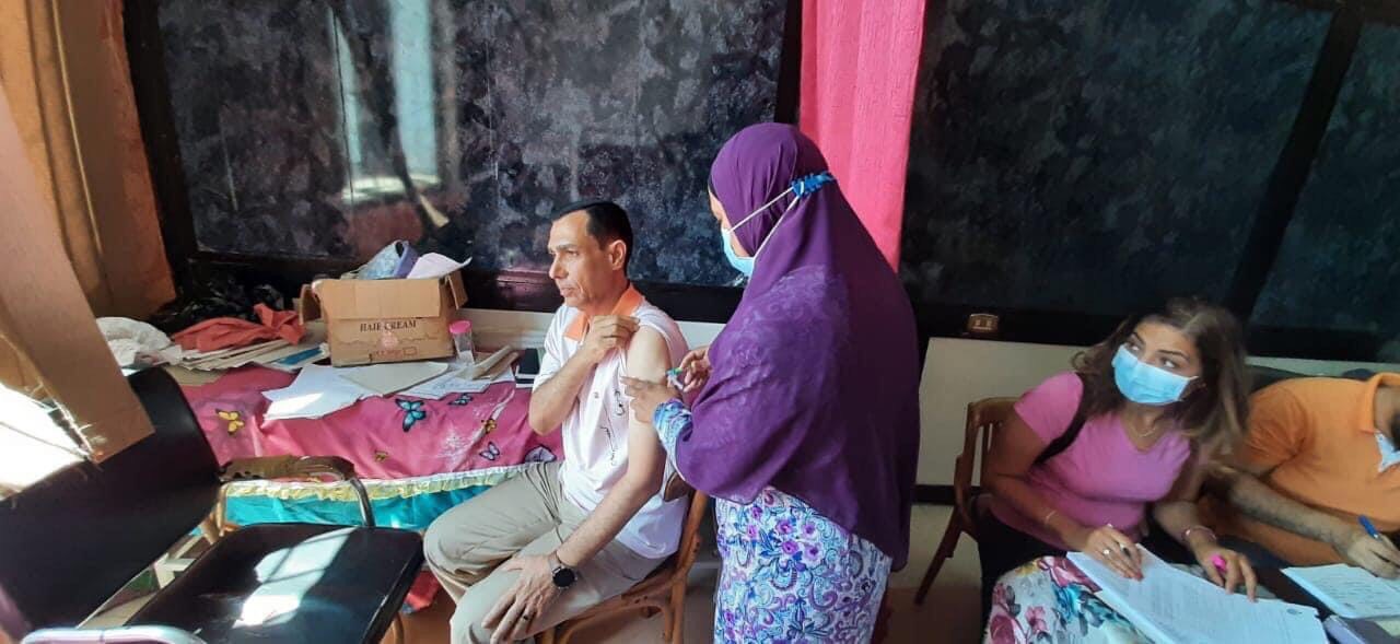 أحد موظفي ديوان عام المحافظة يتلقى اللقاح