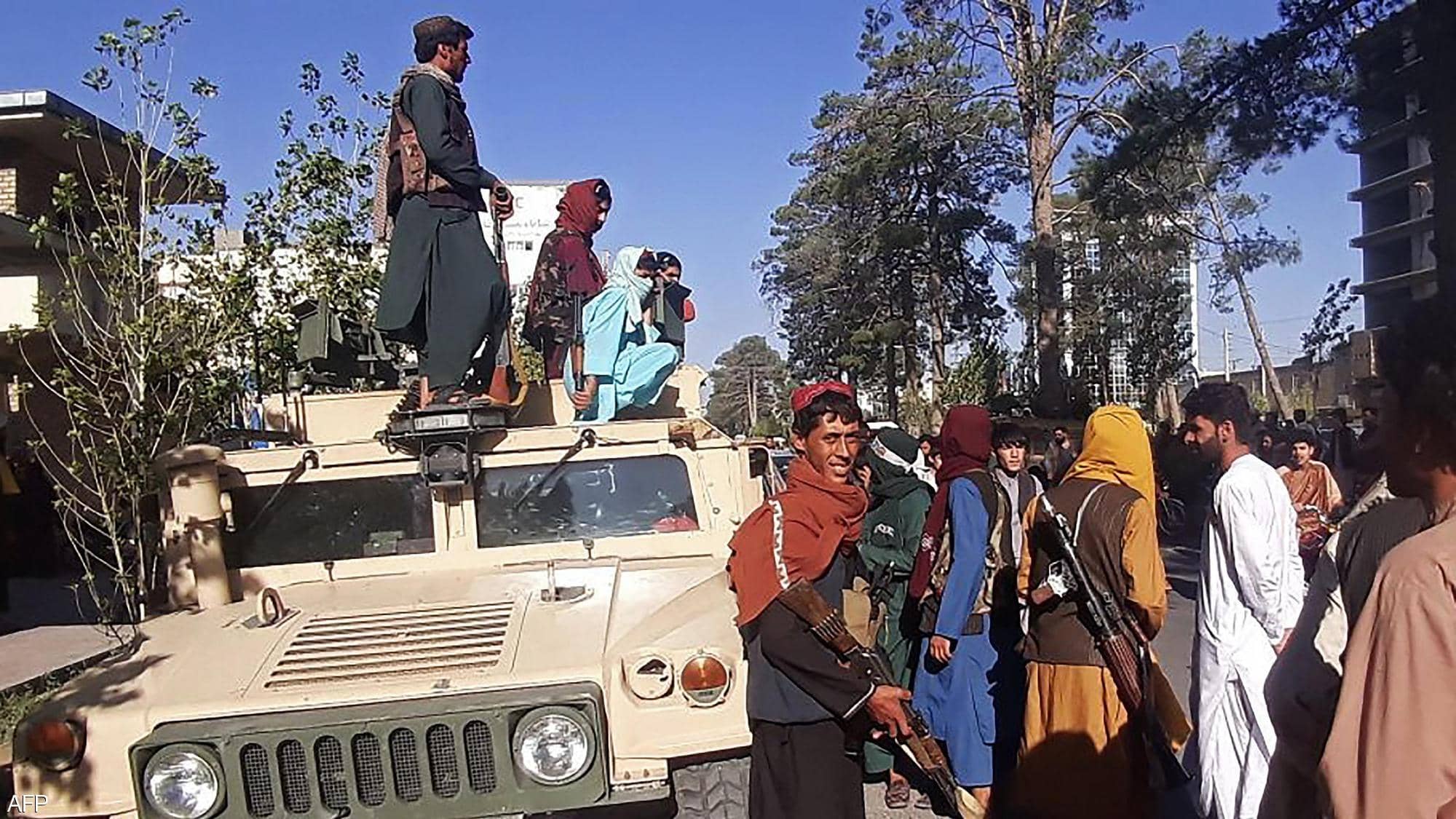 طالبان تسيطر على مدينة وتهاجم أخرى