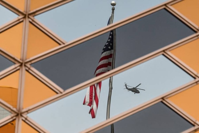 العلم الأمريكي على السفارة في كابول