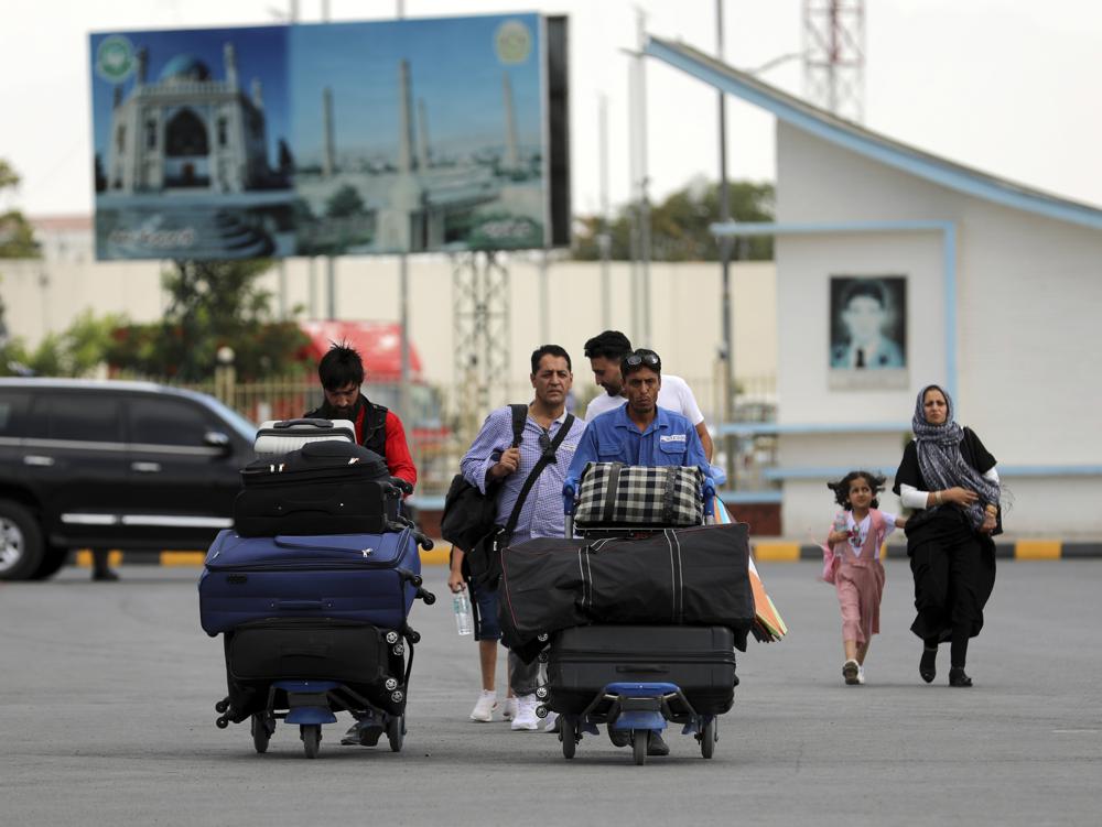 افغان يستعدون لمغادرة كابول