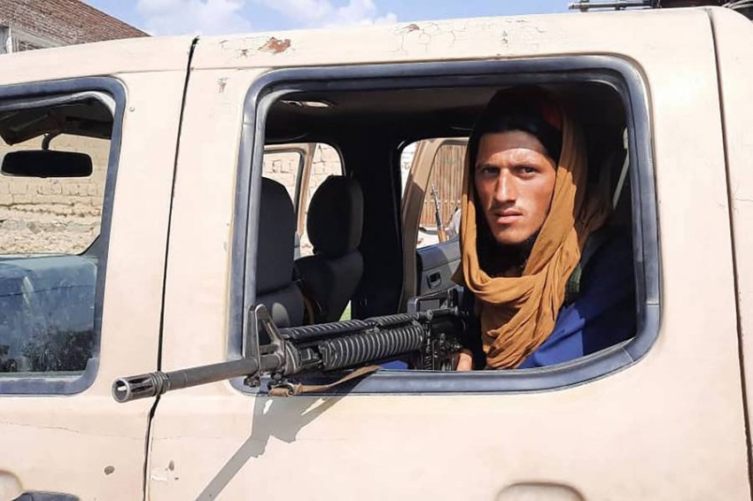 أحد عناصر طالبان بعد استيلائه على عربة عسكرية للجيش