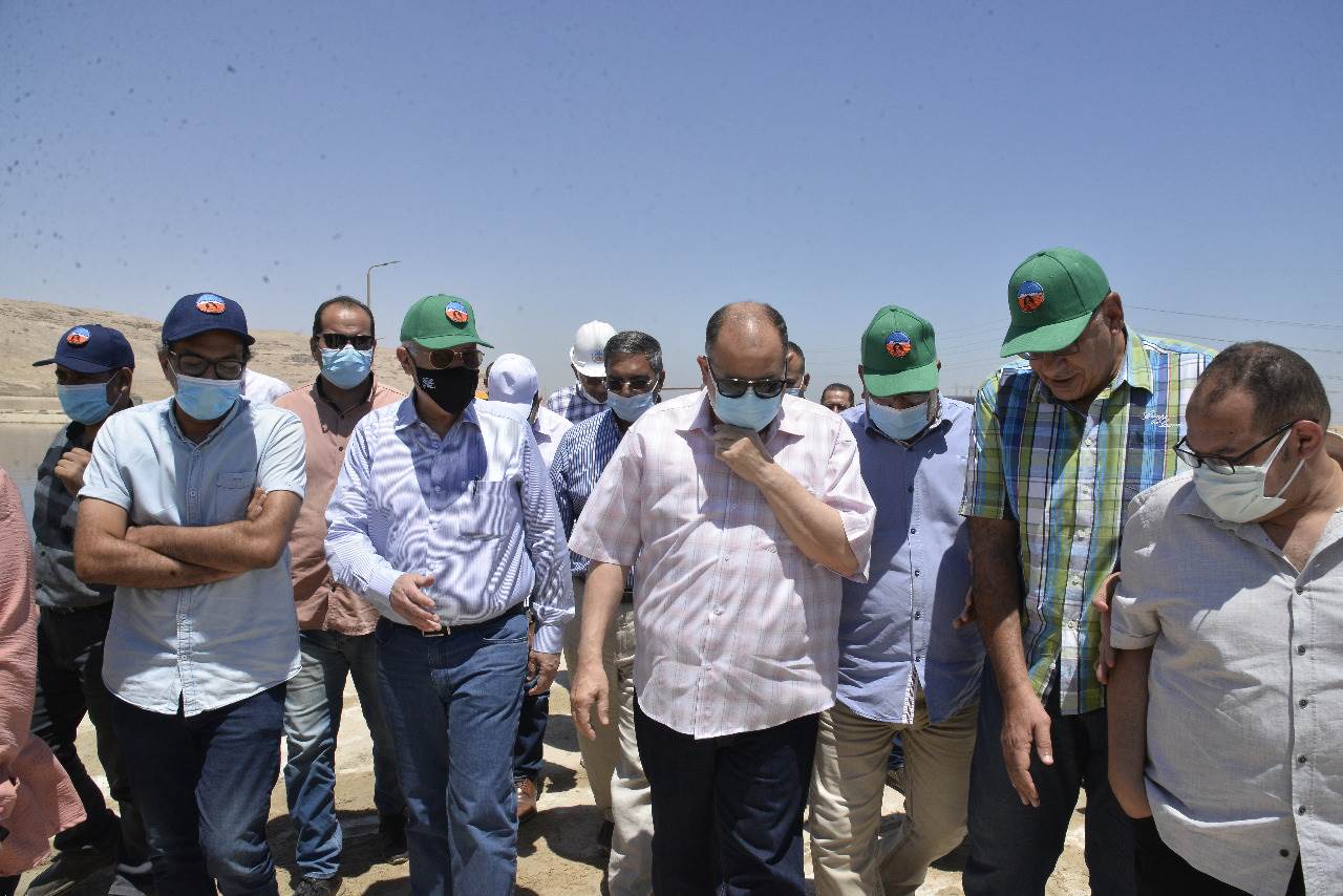 محافظ أسيوط ورئيس مجلس إدارة شركة المقاولون العرب يتفقدان توسعات محطة معالحة الزرابي  (7)