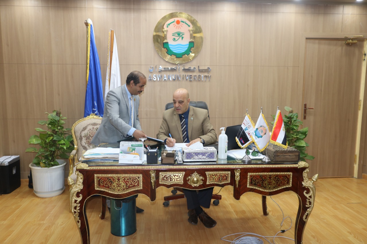 الدكتور ايمن عثمان القائم باعمال رئيس جامعه اسوان
