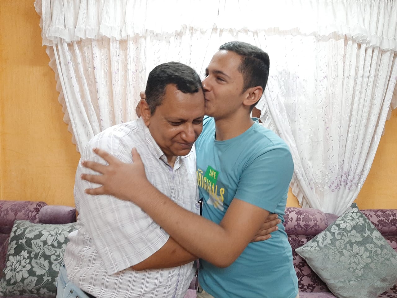 حسام يقبل والده
