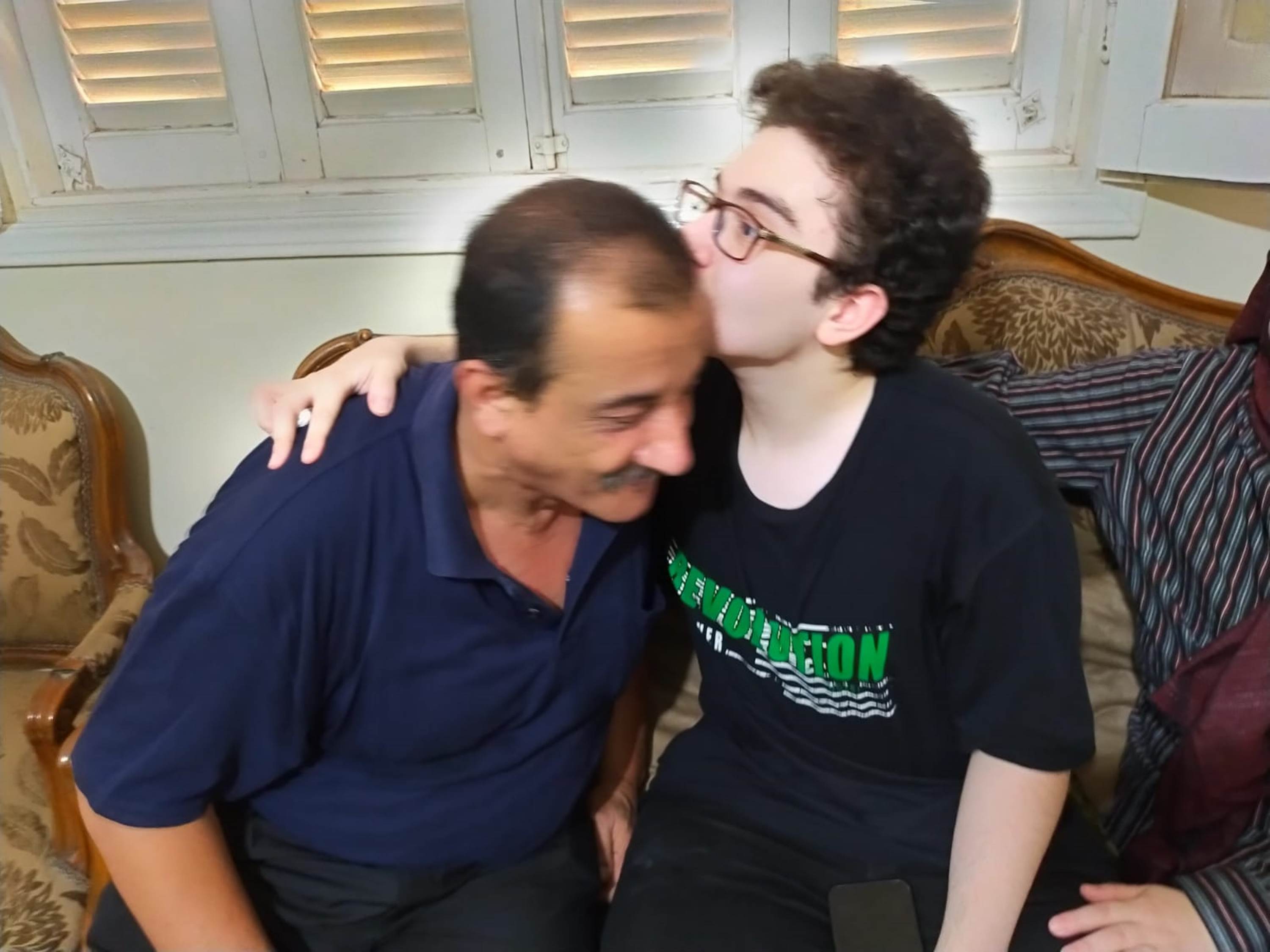 الطالب محمود ايمن يقبل والده