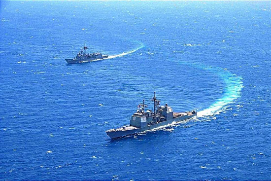 البحرية-المصرية-والأمريكية-تنفذان-تدريبا-بحريا-عابرا-بنطاق-الأسطول-الجنوبى-(2)