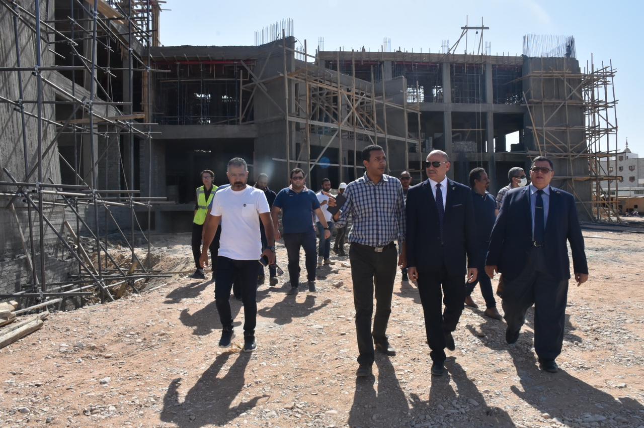 رئيس جامعة الأقصر يتابع أعمال الإنشاءات بالكليات بمدينة طيبة